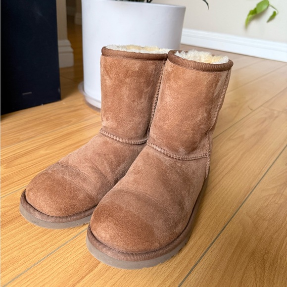 UGG Tan Boots - Picture 1 of 4